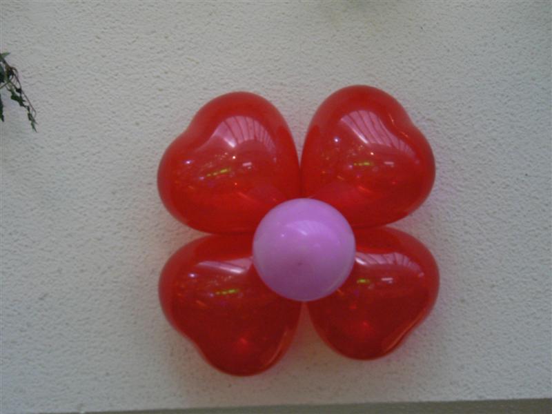 פרח בלונים  - בלוני לב ובלון קטן במרכז