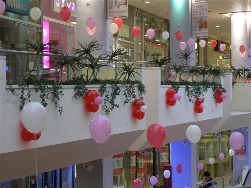 בלוני הליום ובלוני לב מסודרים כפרחים