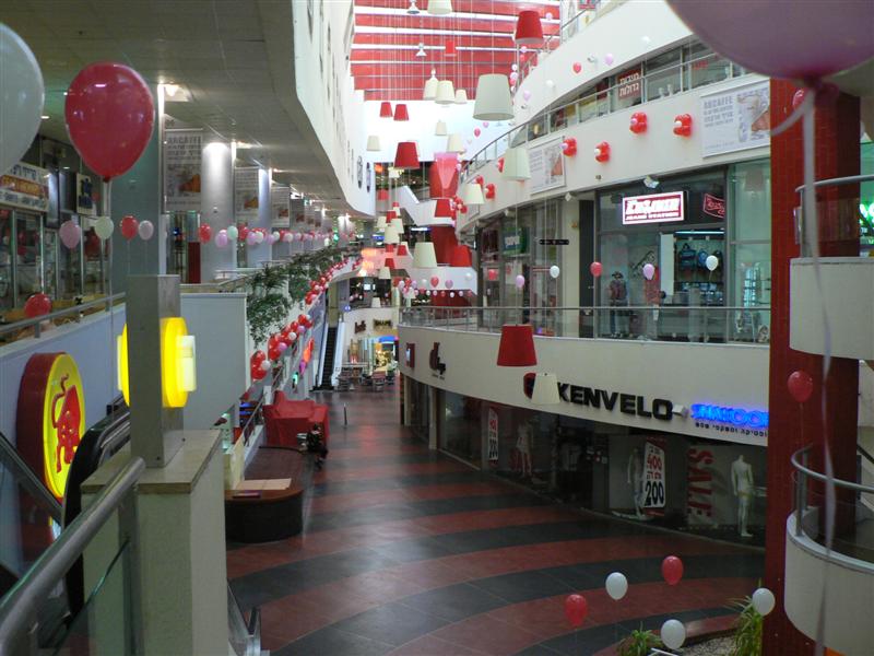 בלוני הליום ובלונים בצורת לב ליצירת אווירה