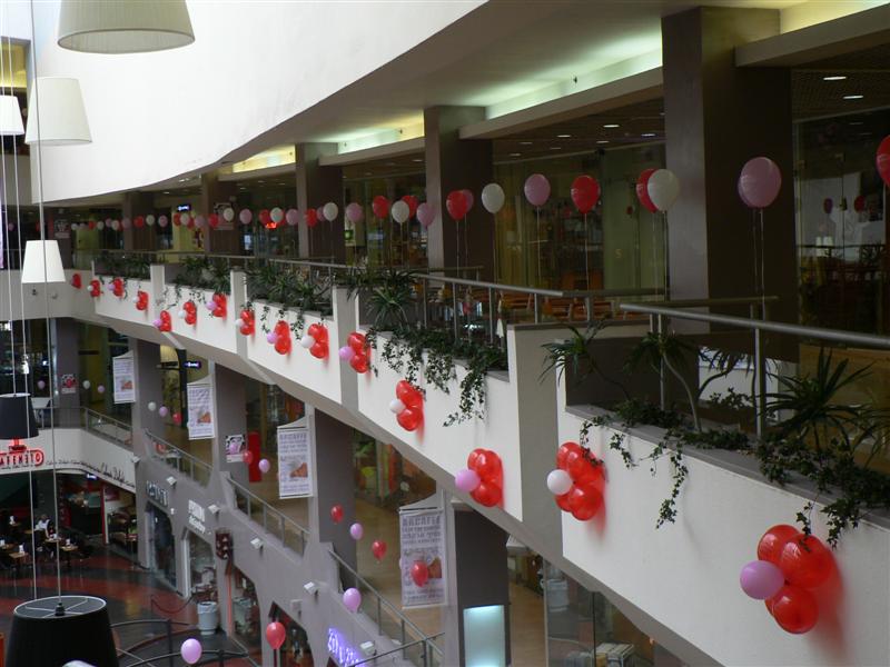 בלוני הליום מסודרים לאורך המעקות