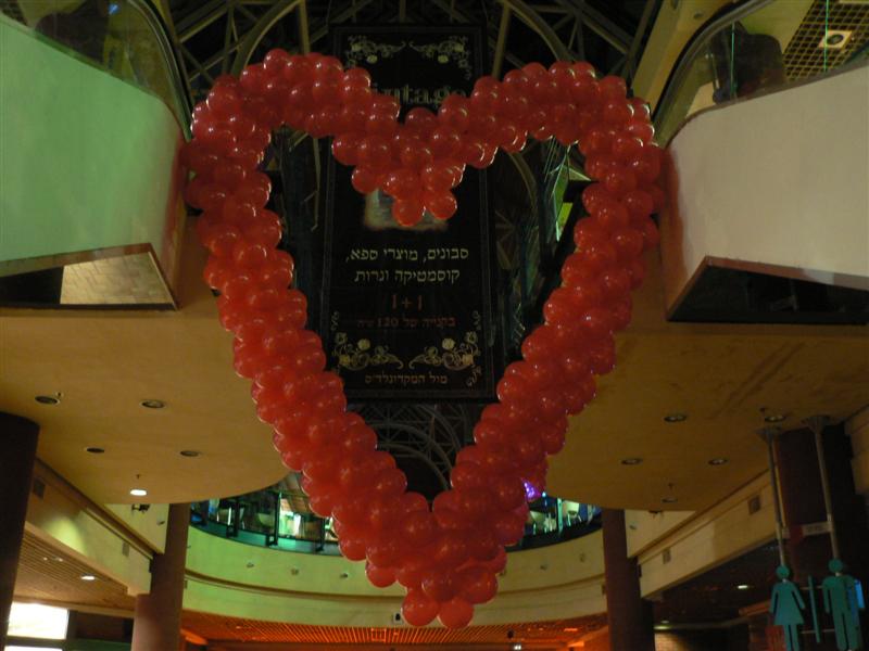 לב בלונים ענק בגובה 4 מטרים