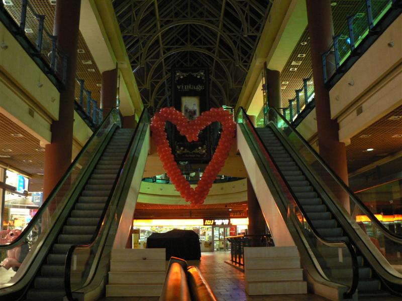 בלונים בצורת לב לקישוט קניון