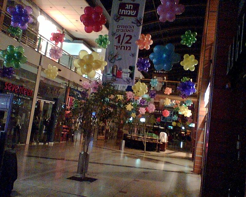 בלונים לעיצוב חלל הקניון