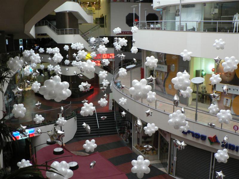 בלונים לבנים בשילוב כוכבי כסף ליצירת אווירת חג