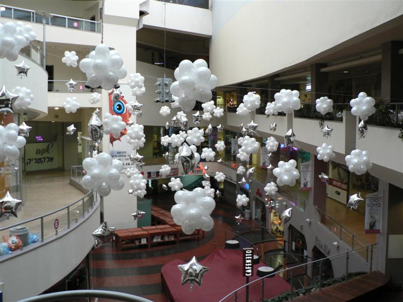 בלונים לעיצוב קניון בחג פסח