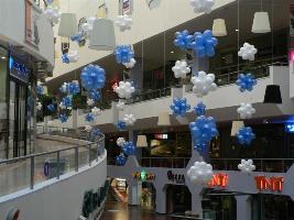 בלונים כחולים ולבנים