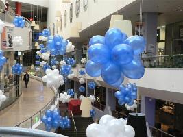 בלונים מעטרים מרכז קניות