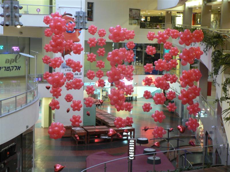 בלונים אדומים ולבבות לעיצוב קניון