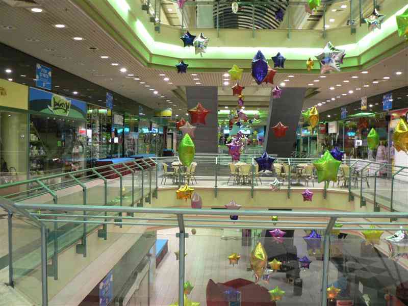 כוכבים עשויים מבלונים צבעוניים