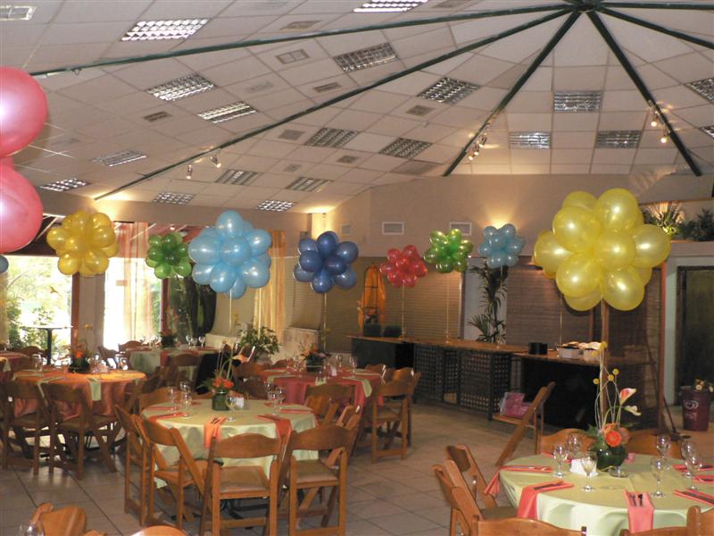 אשכולות בלונים צבעוניים מנופחים בהליום